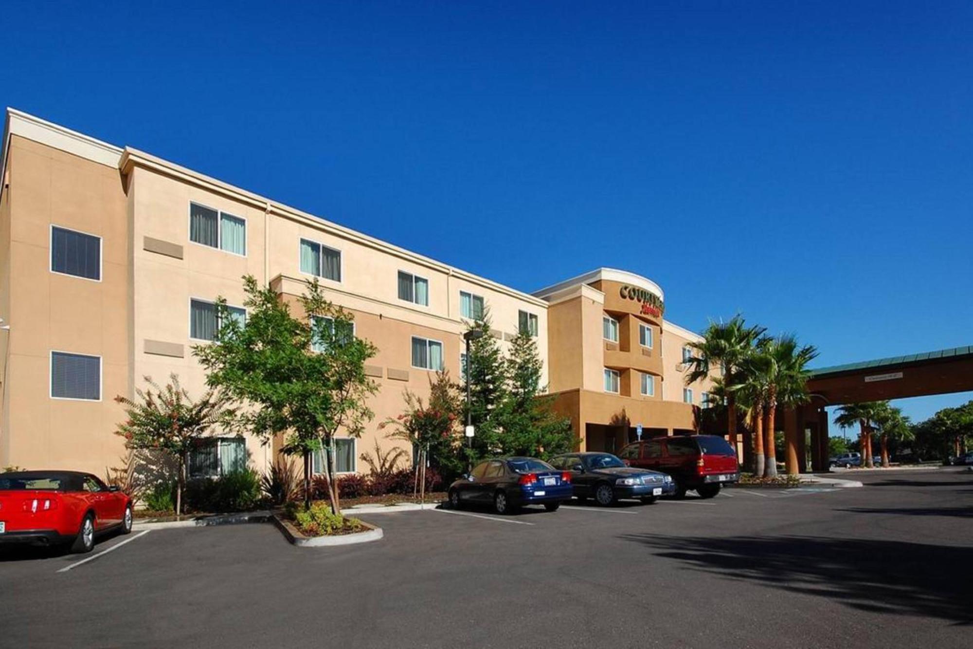 Courtyard By Marriott Merced Bagian luar foto